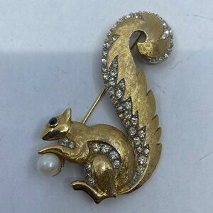 RARE BOUCHER signed brushed gold tone rhinestone pave squirrel brooch